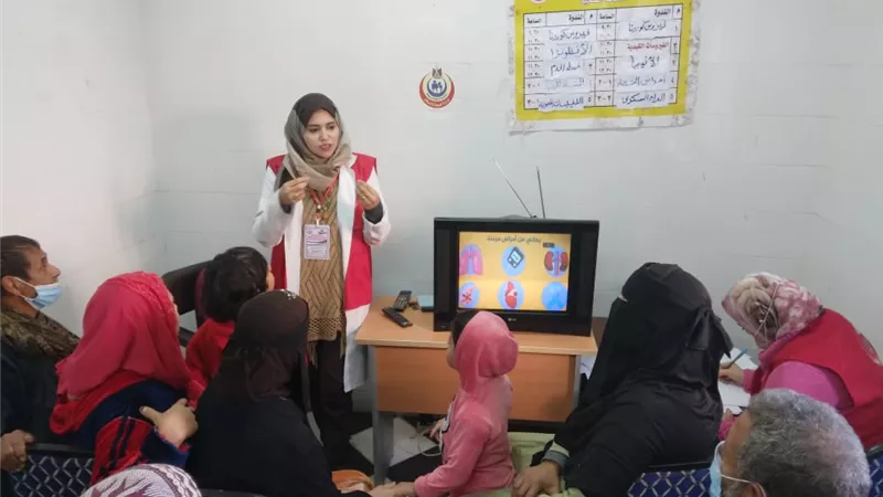 إجراء الكشف الطبي على 2120 متردداً على قافلة حياة كريمة بقرية قزمان التابعة لمركز قلين