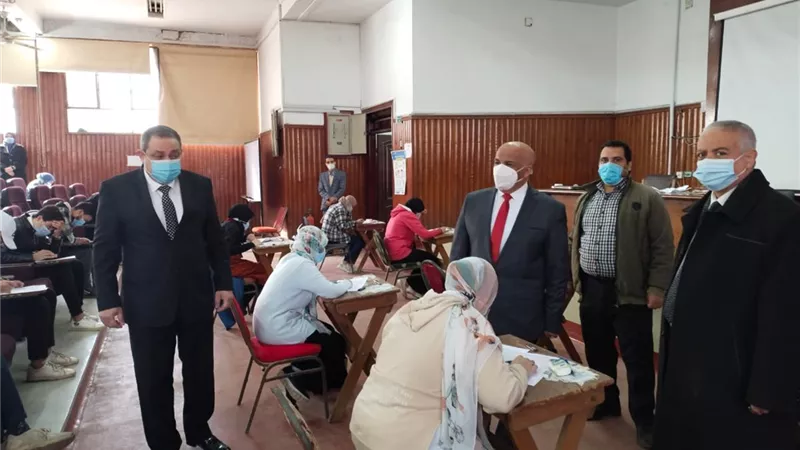 نائب رئيس جامعة الزقازيق يتفقد امتحانات الفصل الدراسى الأول بكلية الطب البيطرى
