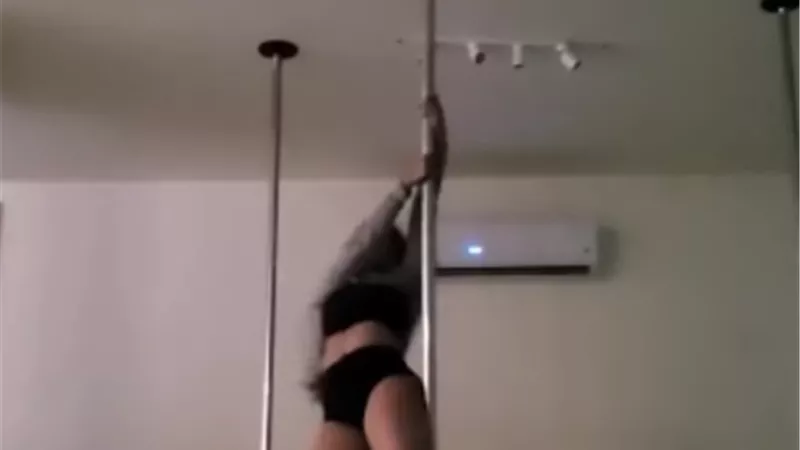 على العمود.. وصلة رقص مثيرة لـ ندي الكامل فى أول ظهور بعد طلاقها.. فيديو
