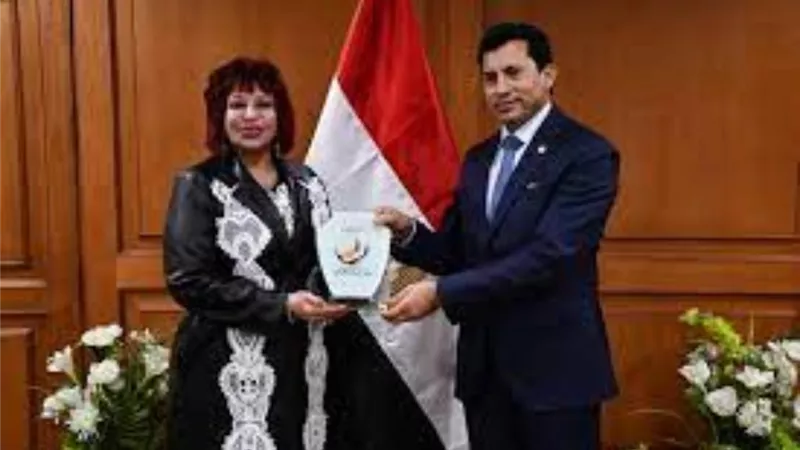 وزير الشباب يكرم رئيس اتحاد المستثمرات العرب لدورها في المسؤلية المجتمعية