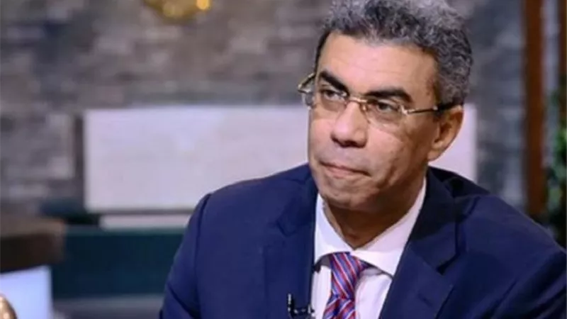 ياسر رزق: قواعد السلفيين كانت متواجدة في النهضة وحزبهم الديني مخالف للدستور