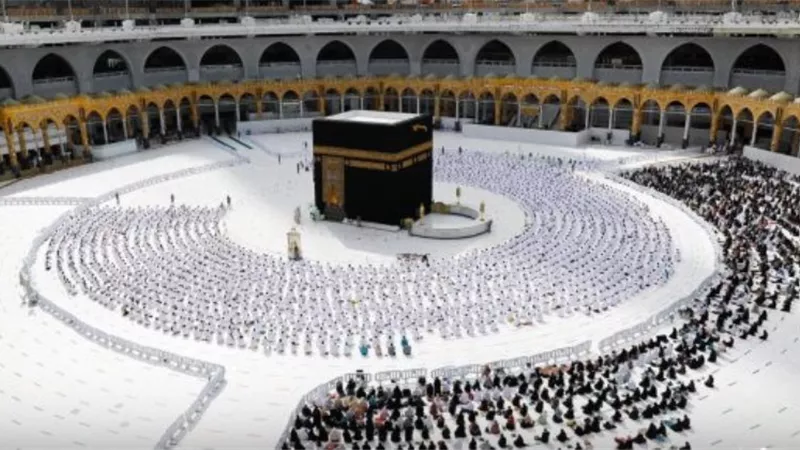 رئاسة شئون الحرمين تقرر تخصيص ٣٤ مساراً في صحن المطاف للمعتمرين
