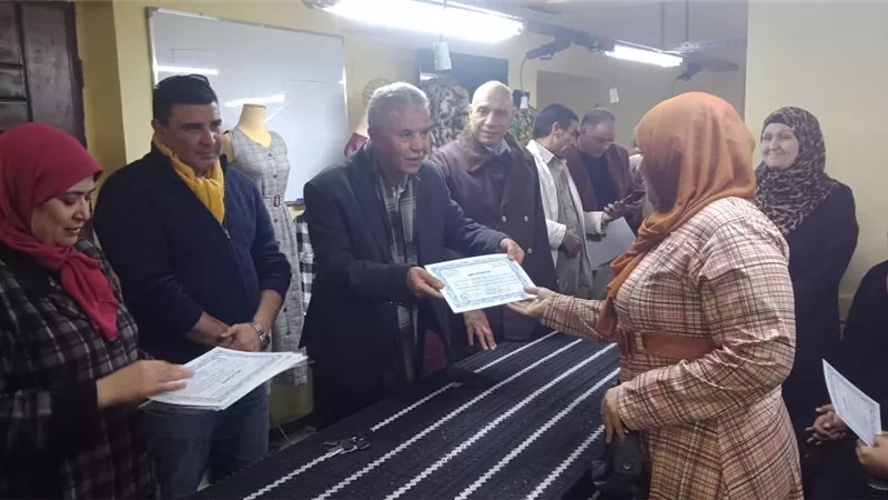 القوى العاملة: تخريج 69 متدربة على الخياطة وعقود عمل لـ43 بالمنوفية