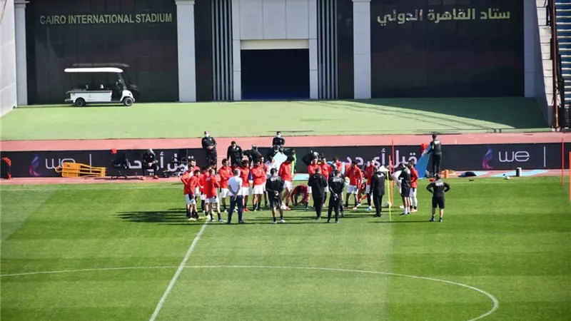وزير الرياضة يؤازر المنتخب الوطني في التدريب قبل السفر للكاميرون