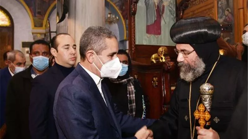 محافظ الغربية يقدم واجب العزاء في وفاة القمص بسادة بطرس