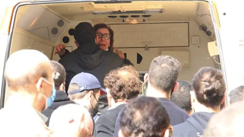 انهيار شقيقة الفنانة مها أبو عوف فى سيارة الإسعاف .. صور