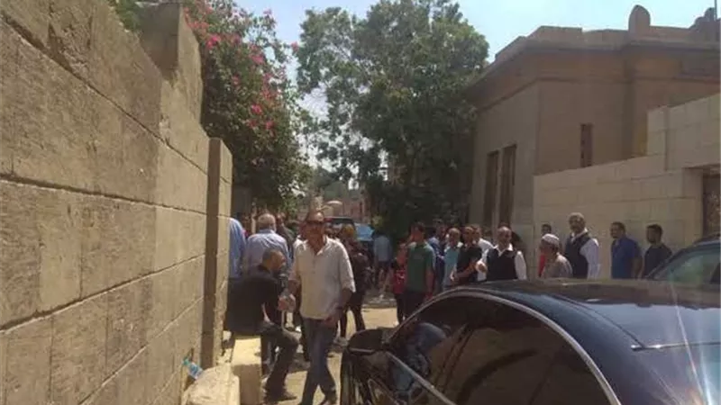لحظة وداع محبى وجمهور مها أبو عوف من أمام مدفنها بالبساتين.. صور