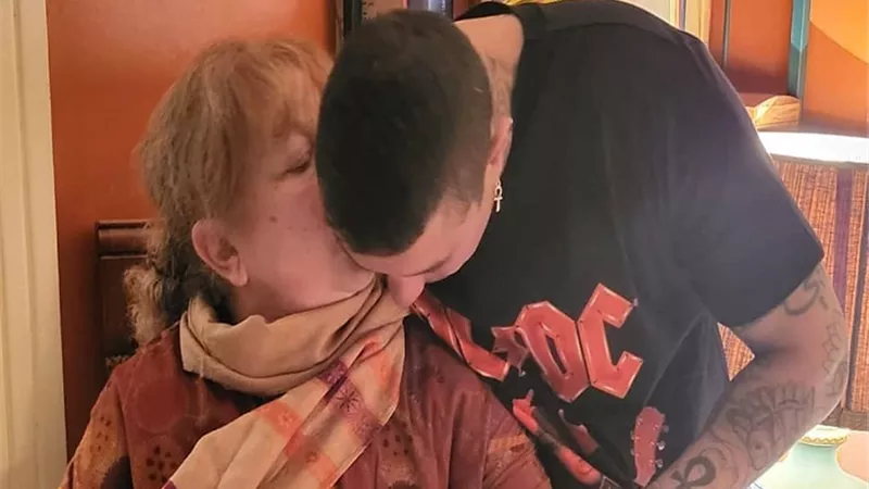 قبلة لأحمد الفيشاوي ووالدته سمية الألفي فى أول ظهور لها بعد استئصال ورم