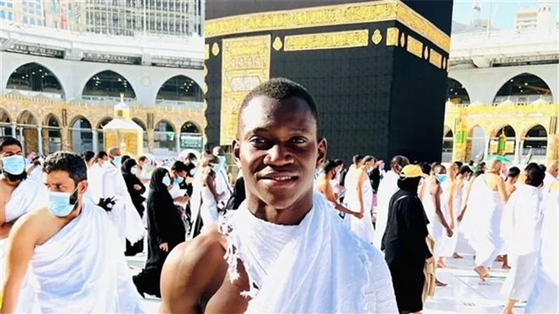 دبابة الأهلى يؤدي مناسك العمرة قبل المشاركة مع منتخب بلاده في أمم إفريقيا
