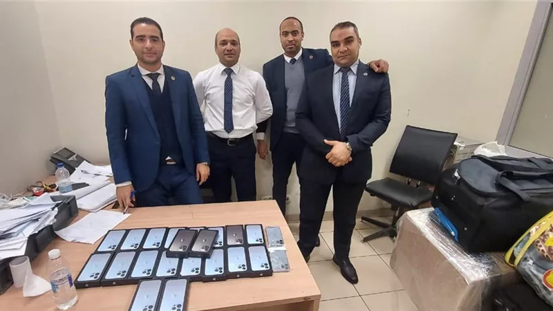 ضبط راكبين بالمطار حاولا تهريب أدوية وتليفونات محموله حول جسديهما