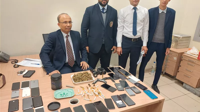 جمارك المطار تضبط راكب يحاول تهريب أسلحة متنوعه ومواد مخدرة وتليفونات محمولة