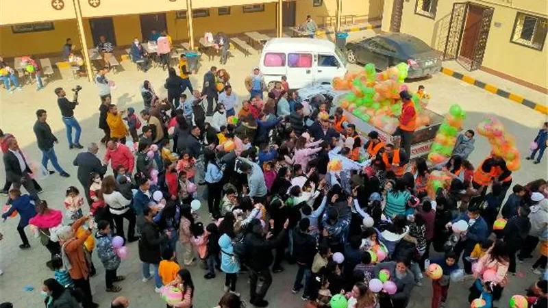 مستقبل وطن بدر يهنئ المسيحيين بالعيد ويوزع ألف هدية وعيديات على الأطفال.. بالفيديو