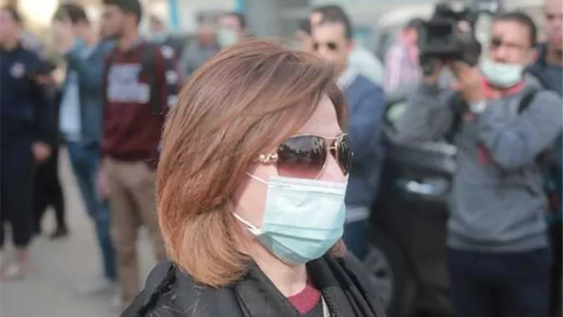 رد ناري من إلهام شاهين على منتقدي ظهورها بدون حجاب أثناء صلاة جنازة مها أبو عوف