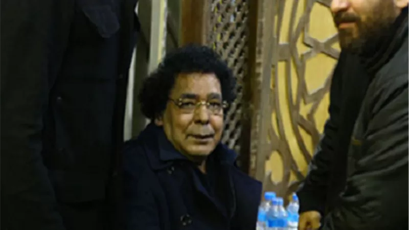 الحزن يخيم على الكينج محمد منير فى عزاء أحمد الحجار