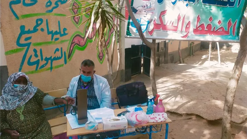 الكشف على ١٨٠٠ مريض فى قافلة طبية بقرية بالشرقية