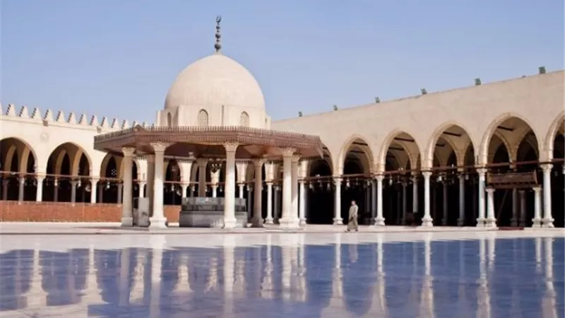 رئيس الوزراء يوجه بسرعة الانتهاء من اعمال ترميم جامع عمرو بن العاص