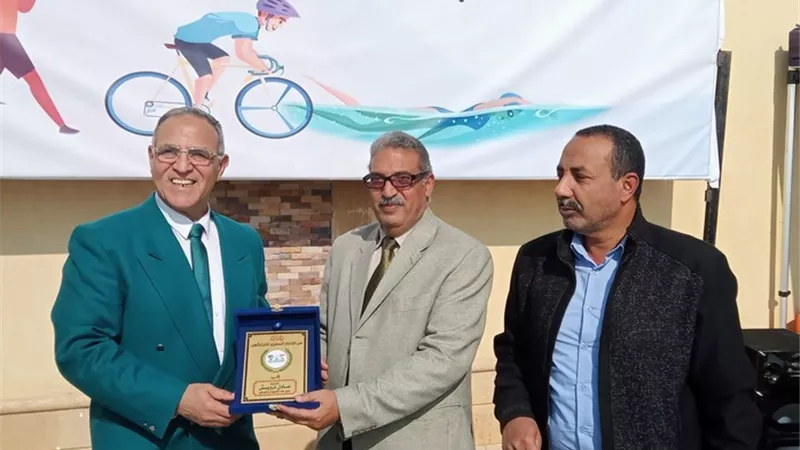 تسليم الميداليات للفائزين في ختام بطولة الجمهورية للعبة الترايثلون بشاطئ السوايسة