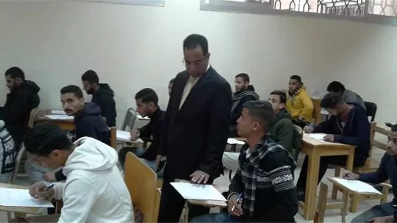 عميد كلية حقوق قنا يتفقد لجان امتحانات الفصل الدراسى الأول