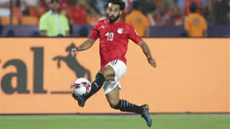 قبل مواجهة مصر بأمم افريقيا .. نجم دفاع نيجيريا يتحدى صلاح