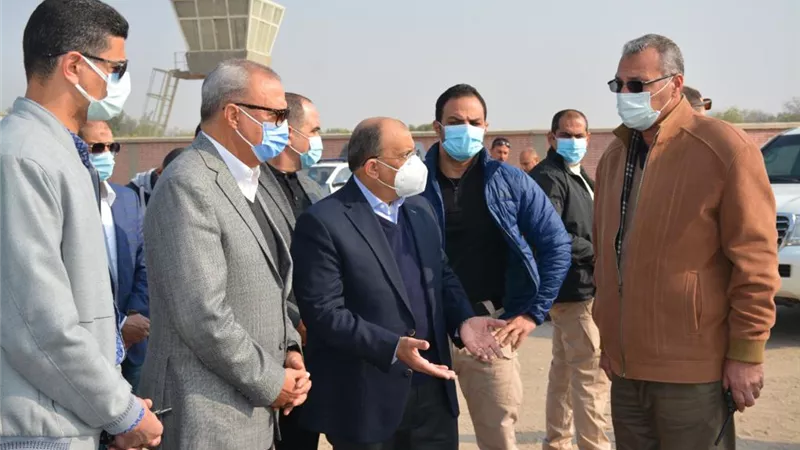 الجبل الأصفر يتسبب فى إحالة رئيس مدينة الخانكة إلى التحقيق.. تركيب كاميرات مراقبة لمنع إلقاء مخلفات الهدم.. صور