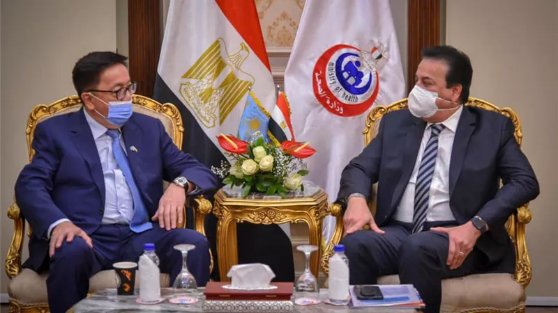 خالد عبدالغفار يبحث مع السفير الكازاخستاني التعاون في تصنيع لقاحات كورونا