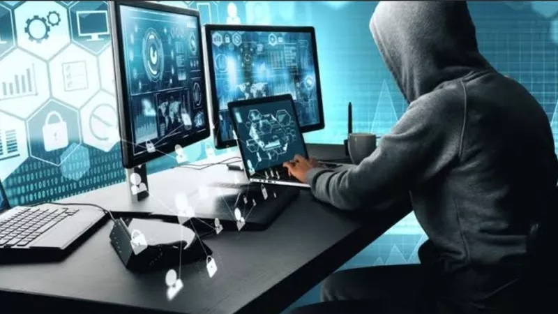 مدير مباحث الإنترنت السابق يحذر من أفعال تؤدي إلى اختراق الهاتف.. فيديو