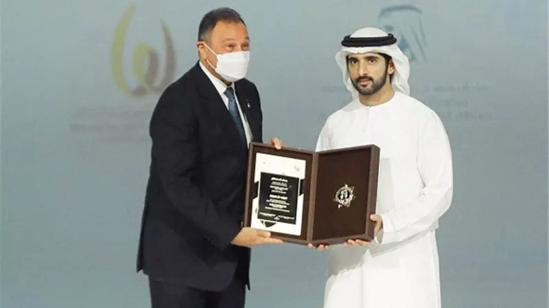 الخطيب يتسلم جائزة محمد بن راشد فى الابداع الرياضى