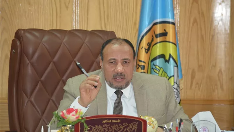 نائب رئيس جامعة الزهر يلتقى عمداء الكليات لبحث الاستعدادات لامتحانات التيرم الأول