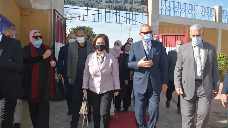 محافظ القليوبية يستقبل السفيرة نائلة جبر لتنفيذ حملة توعوية بمخاطر الهجرة غير الشرعية.. صور