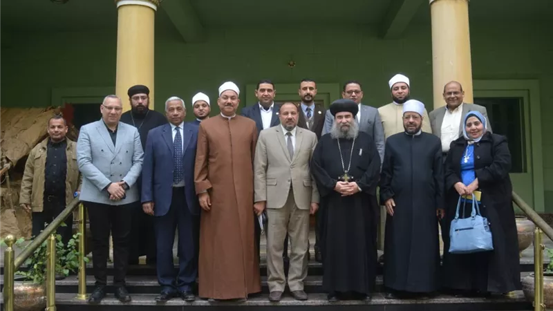 نائب رئيس جامعة الأزهر للوجه القبلي يهنئ الأخوة المسيحيين بعيد الميلاد خلال زيارته لعدد من كنائس أسيوط