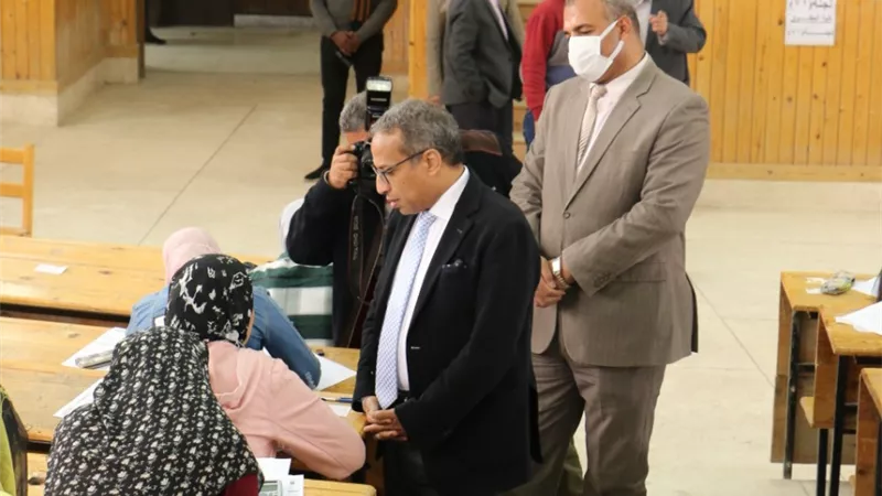 نائب رئيس جامعة جنوب الوادى يتفقد امتحانات الصيدلة والعلاج الطبيعي والتجاره