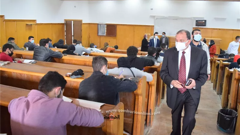 رئيس جامعة بني سويف يتفقد سير الامتحانات بكليتي الحاسبات والطفولة