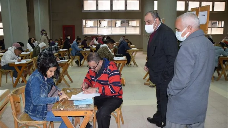 رئيس جامعة حلوان يتابع سير الامتحانات فى كلية الحقوق.. بالصور