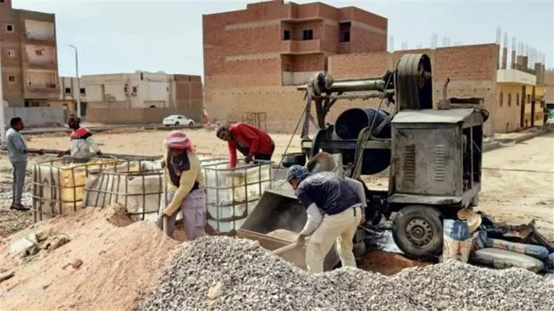متابعة مشروع رصف الطرق بمنطقة امتداد الصحراوية فى رأس غارب.. بالصور
