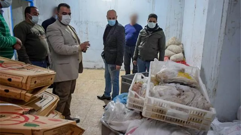 وكيل وزارة الصحة يضبط ويعدم ٣ أطنان أغذية ويغلق مصنع لحوم فى بلبيس.. بالصور