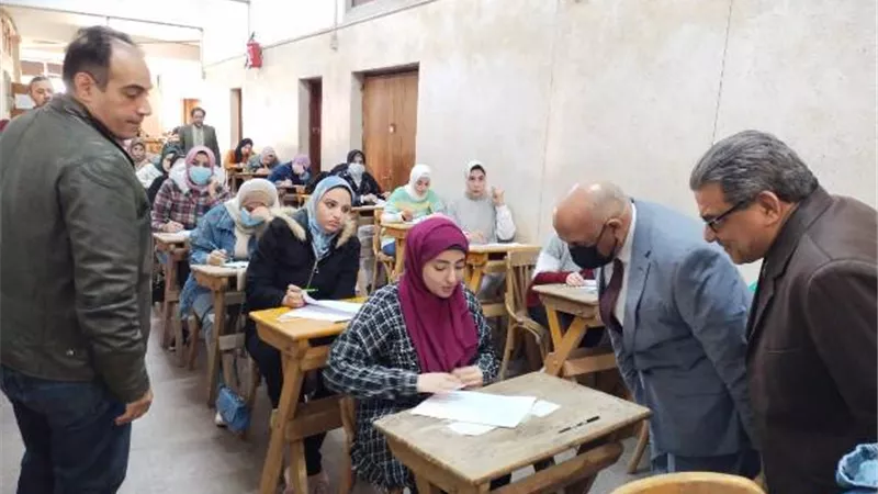 نائب رئيس جامعة الزقازيق يتفقد سير الامتحانات فى كلية الآداب.. بالصور