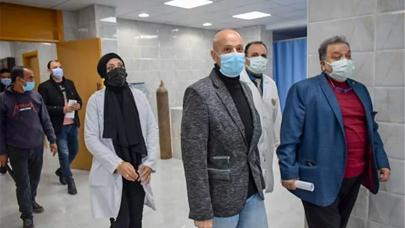 وكيل الصحة يطمئن على الحالة الصحية لمريض بعد جراحة قلب فى الزقازيق.. بالصور