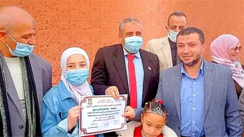 الداخلة التعليمية تكرم الهنداو الاعدادية أول المحافظة فى أوائل الطلبة