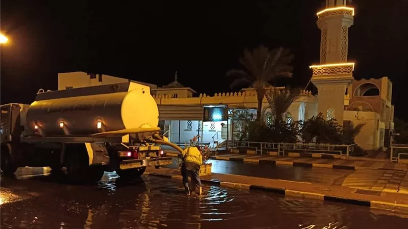 برق ورعد وأمطار غزيرة.. الطقس السئ يضرب مدينة سفاجا..صور