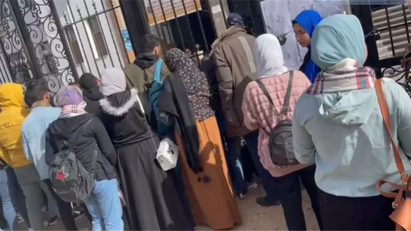 جامعة السادات تمنع 30 طالبا من دخول الامتحان بعد تأخرهم بسبب المواصلات.. فيديـــــو