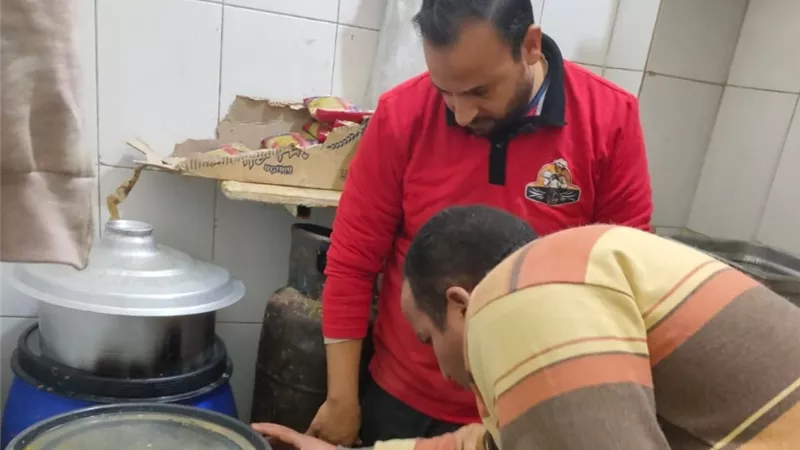 اعدام نصف طن أغذية فاسدة وغلق ٥ منشآت مخالفة بكفر صقر وبلبيس والقنايات وأولاد صقر