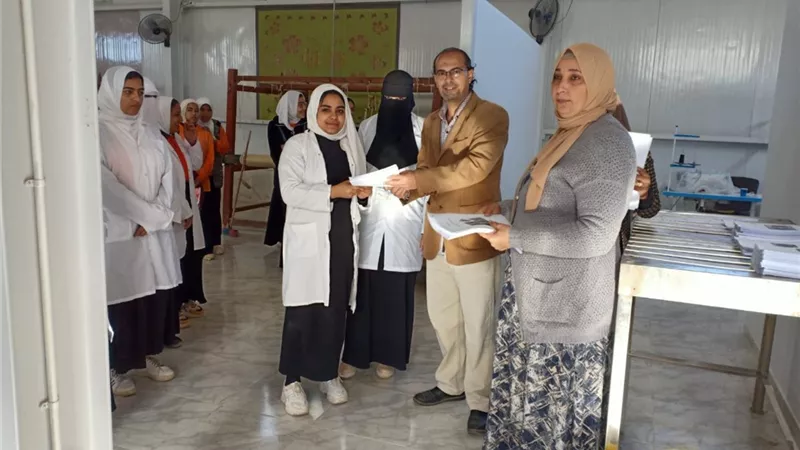 تدريب الطالبات بوحدة غزل وتصنيع الصوف في مطروح ..صور