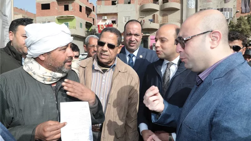 محافظ بني سويف يلتقى عدداً من المواطنين فى ببا