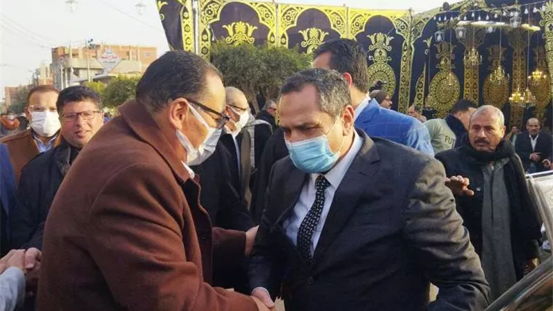 محافظ الشرقية يُؤدي واجب العزاء في وفاة شقيق رئيس الأبنية التعليمية بقرية الزرزمون