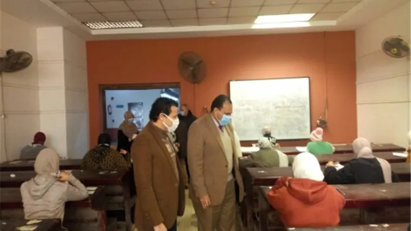 نائب رئيس جامعة بنها يتابع سير الامتحانات وتطبيق الإجراءات الوقائية وانتظام اللجان فى ٣ كليات