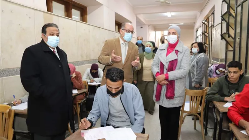 نائب رئيس جامعة عين شمس يتفقد امتحانات الدراسات العليا بكلية الأداب