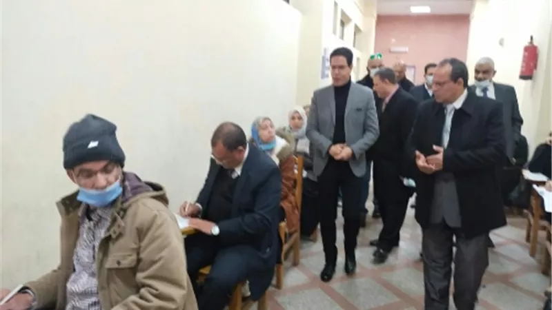 نائب رئيس جامعة بنها للدراسات العليا والبحوث يتفقد سير الامتحانات بكلية الحقوق
