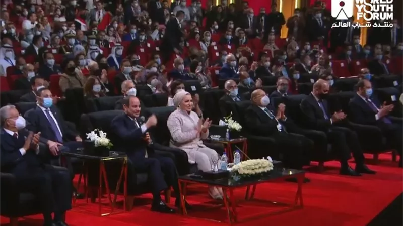 الرئيس يشيد بالعرض المسرحى عن جائحة كورونا.. والدموع تغلب مخرج العرض