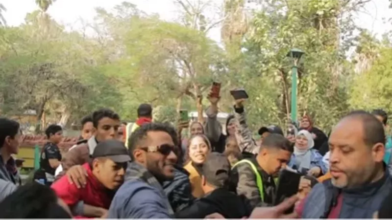 الجمهور يلتقيون بـ محمد رمضان فى حديقة الحيوان