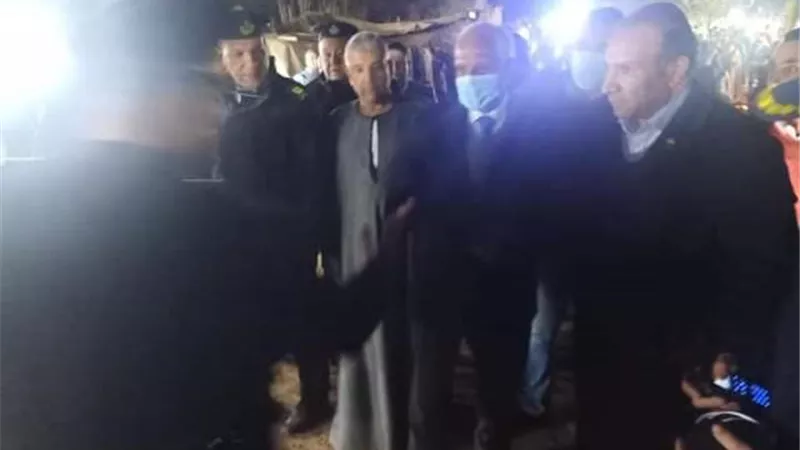 محافظ الجيزة يتفقد موقع حادث سقوط سيارة بفرع رشيد بمنشأة القناطر.. ويكلف بتقديم أوجه الرعاية الصحية للمصابين